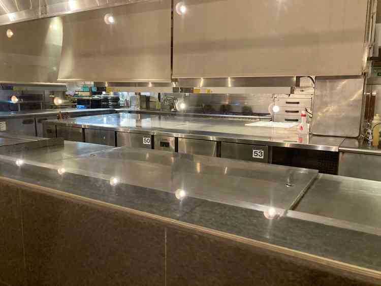 エントランスから披露宴会場までの廊下では、調理風景を楽しめます。