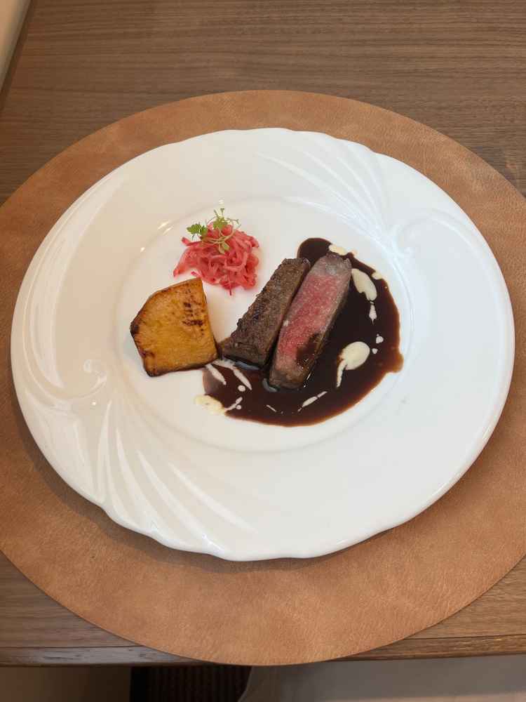 こちらのお肉料理と、焼いたパンにサンドされた魚料理をいただきました。どちらもとても美味しかったです。