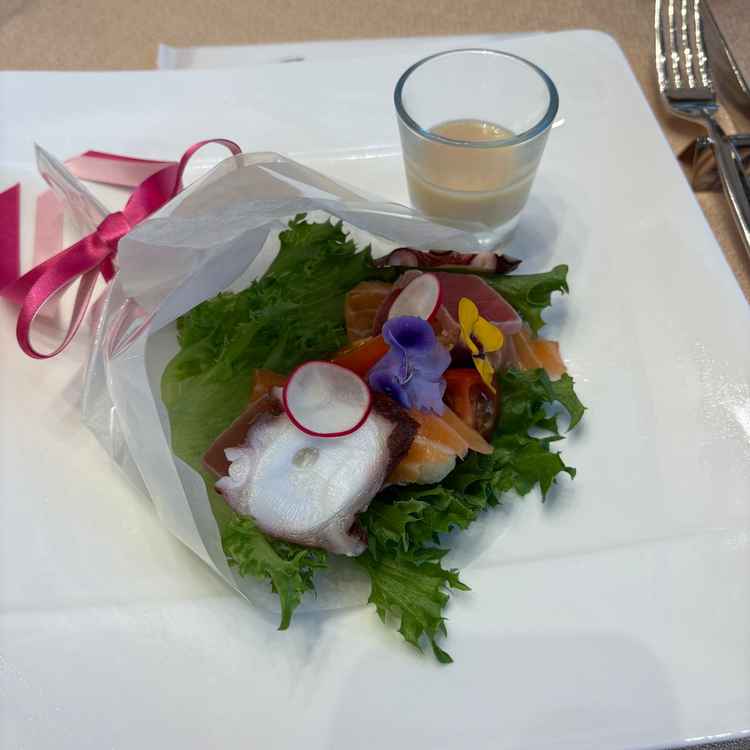 花束風の前菜。可愛らしく当日も可能ならば提供して欲しいと思いました。