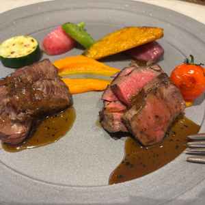 試食の2皿はとても見た目はおしゃれ。正直一つのお皿をシェアしてということだったので味わえませんでした