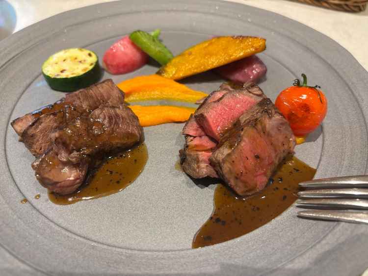 試食の2皿はとても見た目はおしゃれ。正直一つのお皿をシェアしてということだったので味わえませんでした