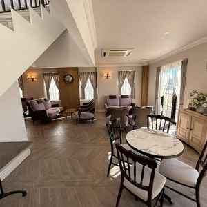 ゲスト用のロビー（2階）です。こちらは女性ウケがよさそうなかわいらしい雰囲気、バルコニーもあります。