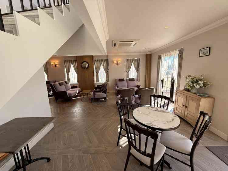 ゲスト用のロビー（2階）です。こちらは女性ウケがよさそうなかわいらしい雰囲気、バルコニーもあります。