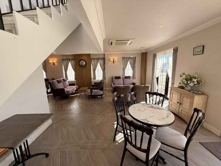 ゲスト用のロビー（2階）です。こちらは女性ウケがよさそうなかわいらしい雰囲気、バルコニーもあります。