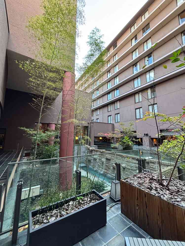 2枚目の写真の背景です。竹や紅葉で彩られて、京都に来たなと感じます