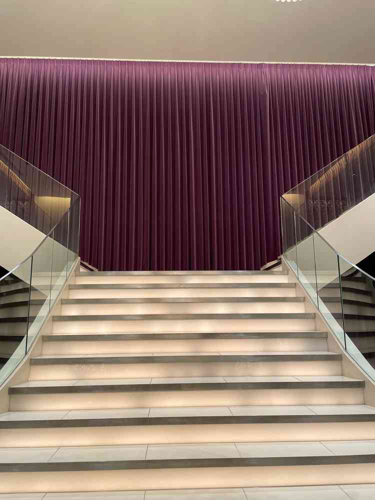 チャペルを出てすぐ大きな階段があり、こちらでフラワーシャワーができるようでとても素敵でした。