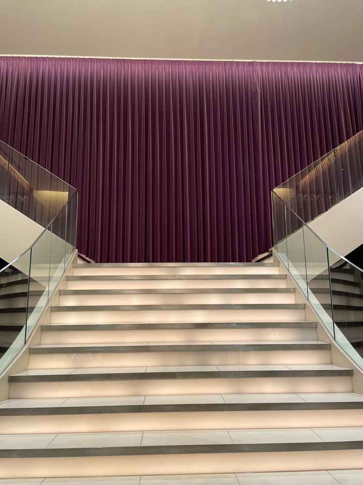 チャペルを出てすぐ大きな階段があり、こちらでフラワーシャワーができるようでとても素敵でした。