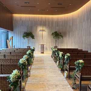 壁面が石造りで音が反響して、雰囲気がとても良かったです。バージンロードを飾る花が近々変わるとのこと。