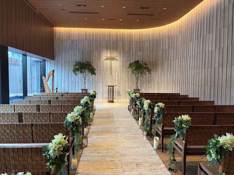 壁面が石造りで音が反響して、雰囲気がとても良かったです。バージンロードを飾る花が近々変わるとのこと。