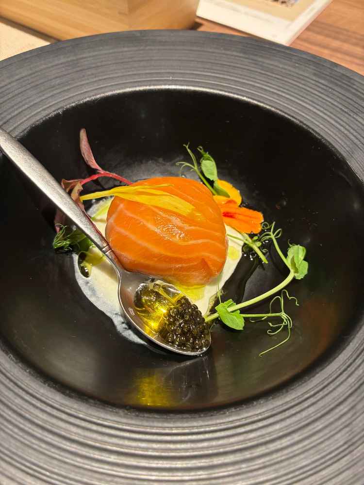 サーモンとキャビア料理を試食。サーモン好きなので美味しかったです！