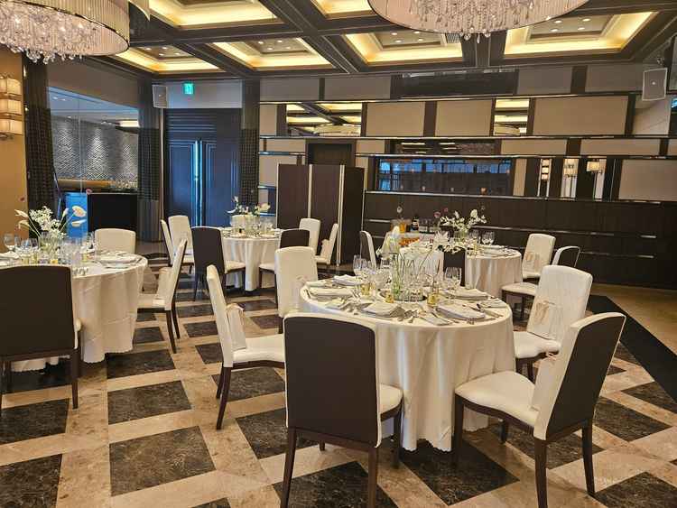 オープンキッチンがあり、見てて楽しく温かいお料理が楽しめる