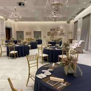 こちらが2種類目の披露宴会場です。シャンデリアがあり高級感ある雰囲気でした。