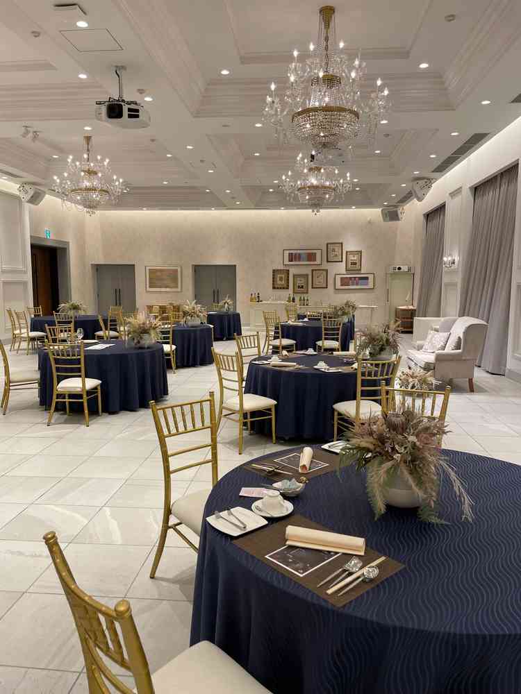 こちらが2種類目の披露宴会場です。シャンデリアがあり高級感ある雰囲気でした。