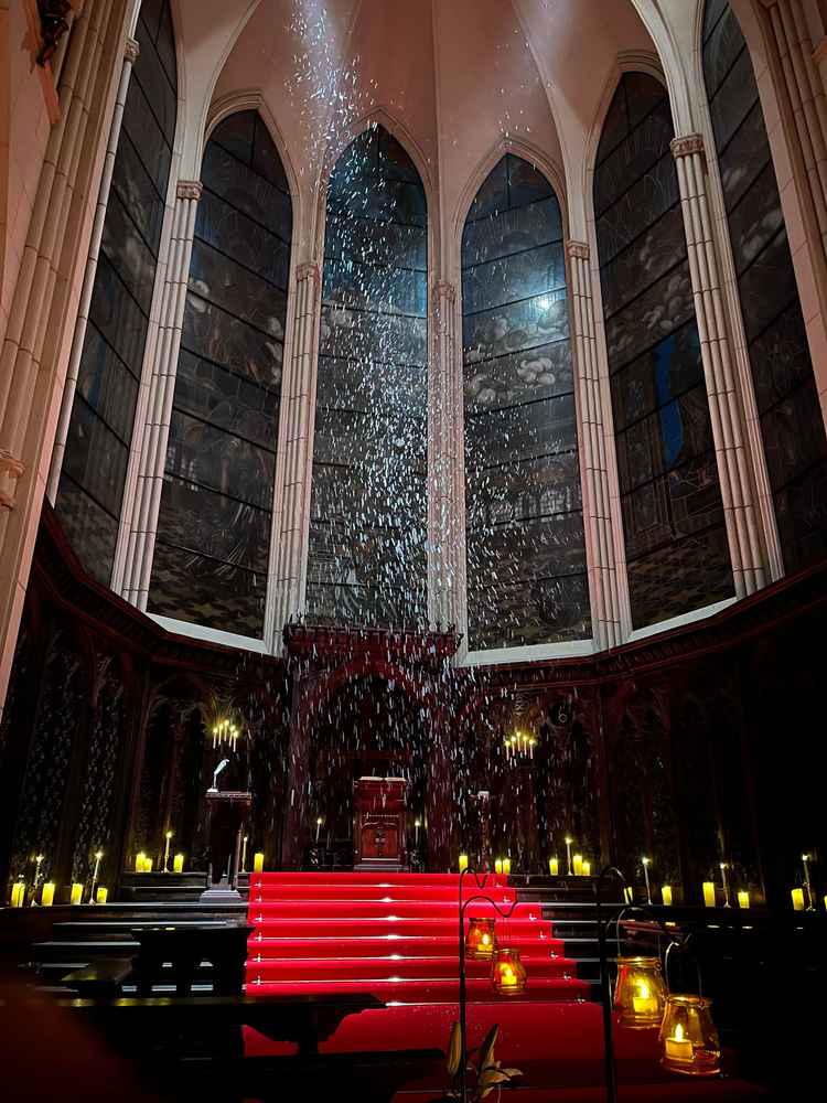 目を瞑って開くと真っ暗になりプラネタリウムを体験できたり、降壇時に雪の演出ができたりと演出が素敵。