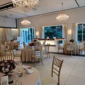 披露宴会場も白が基調でドレスや花が目立つようになっていた