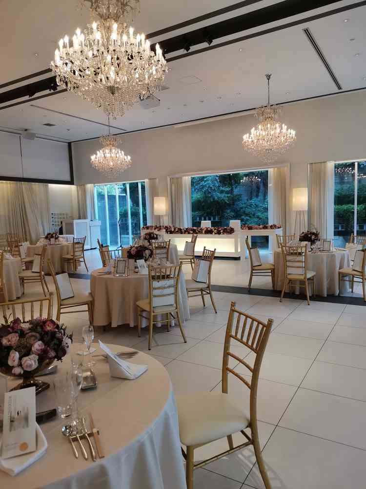 披露宴会場も白が基調でドレスや花が目立つようになっていた