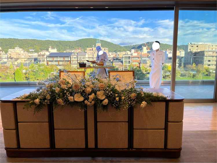 披露宴会場の新郎新婦席。後ろにテラスがあり、鴨川の景色を楽しめる。