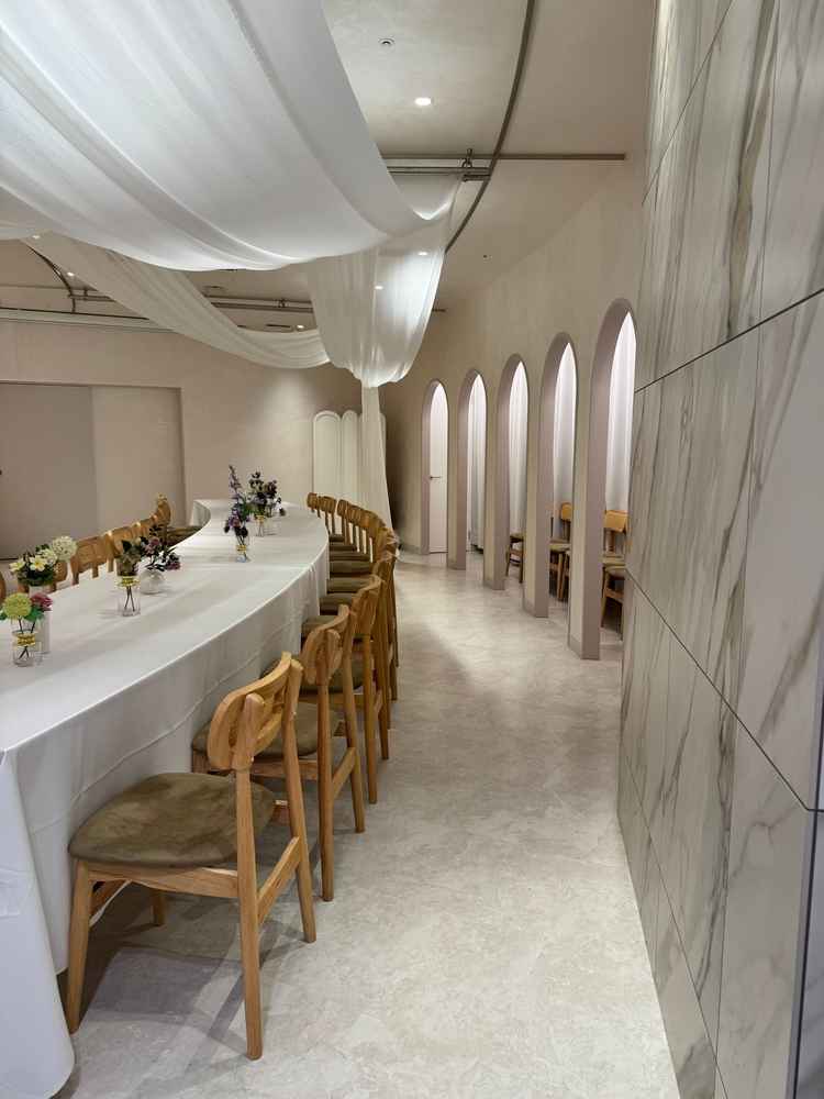 パーティ会場　こちらも円をコンセプトに作られた会場で、アーチ状の机は他にないデザインだと思います