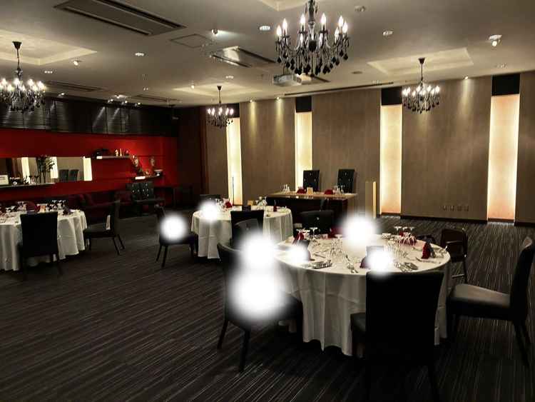 黒と赤を基調としたシックで大人っぽい雰囲気の披露宴会場で2次会にも利用出来そうでした。