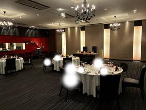 黒と赤を基調としたシックで大人っぽい雰囲気の披露宴会場で2次会にも利用出来そうでした。