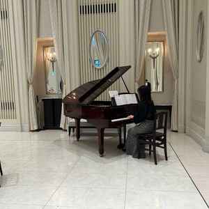 披露宴にはピアニストの方がピアノを演奏してくれてて綺麗な音色が響いてました。