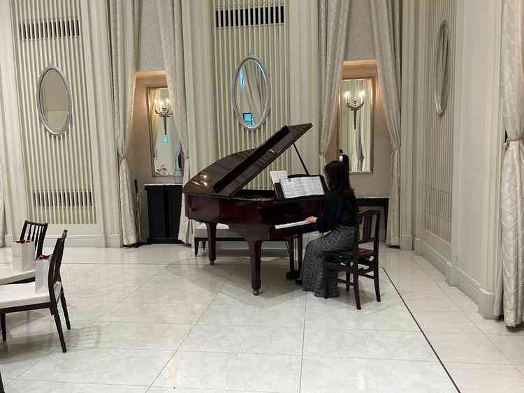 披露宴にはピアニストの方がピアノを演奏してくれてて綺麗な音色が響いてました。