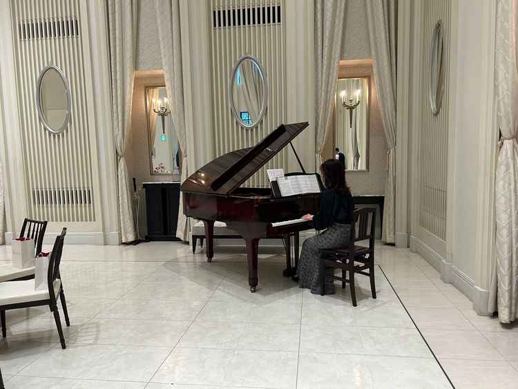 披露宴にはピアニストの方がピアノを演奏してくれてて綺麗な音色が響いてました。