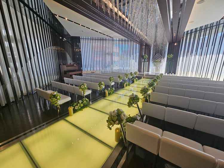 挙式場。3面から日光が入る空間。白いドレスも映える。