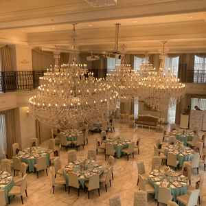 披露宴会場。披露宴会場は合計三つあるらしくて、私が行ったときには100名の規模でセットされてました。