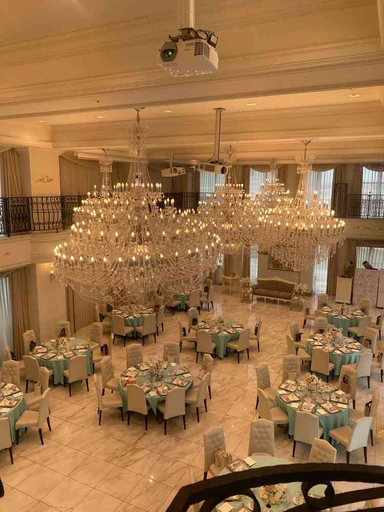 披露宴会場。披露宴会場は合計三つあるらしくて、私が行ったときには100名の規模でセットされてました。