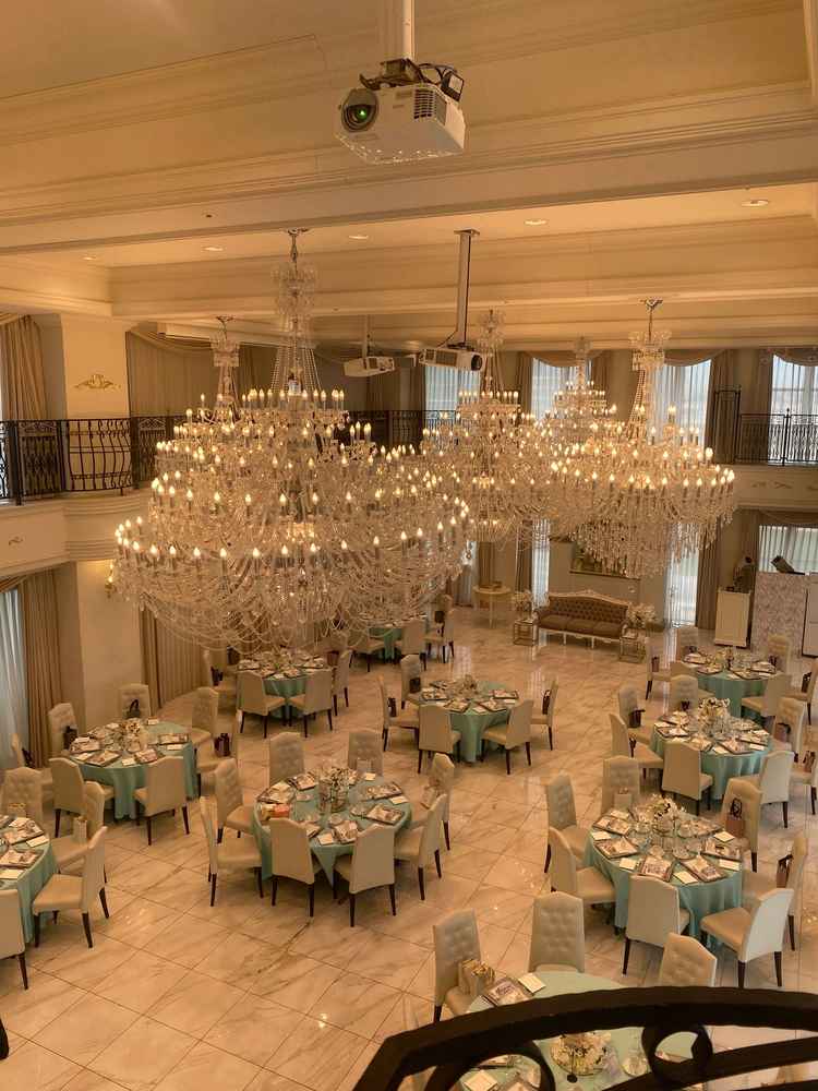 披露宴会場。披露宴会場は合計三つあるらしくて、私が行ったときには100名の規模でセットされてました。