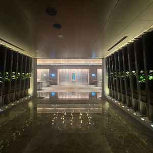 披露宴会場までの廊下。ここでの前撮りも良さそうだと感じた