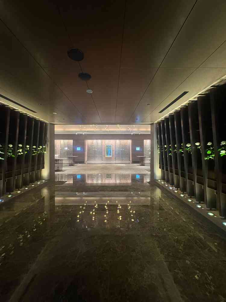 披露宴会場までの廊下。ここでの前撮りも良さそうだと感じた