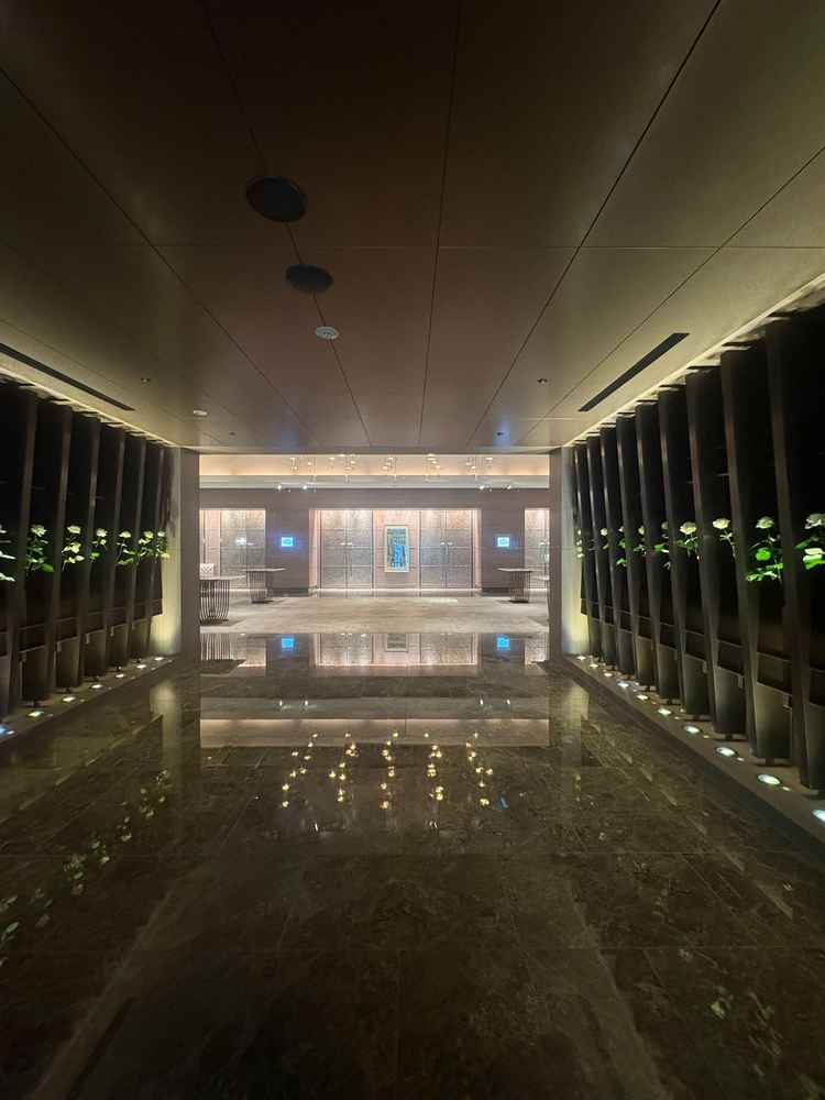 披露宴会場までの廊下。ここでの前撮りも良さそうだと感じた