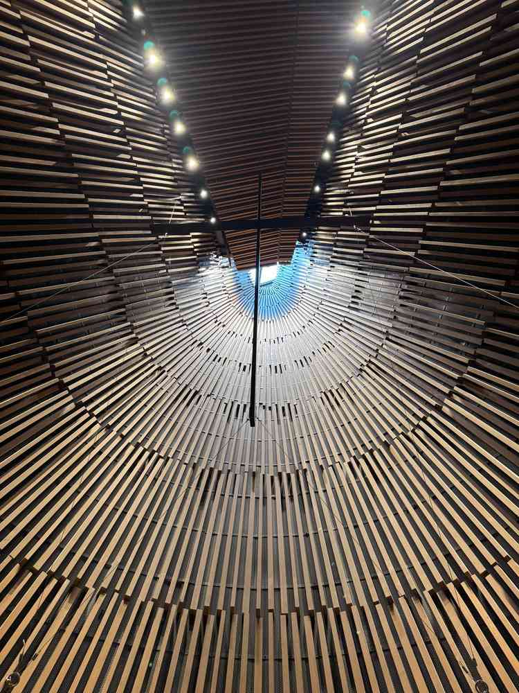 チャペルを見上げた写真