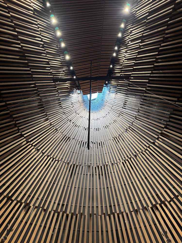 チャペルを見上げた写真