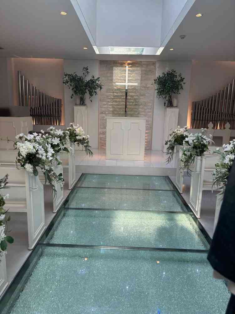 透き通るチャペルがドレスを着た際にとても綺麗だろうなと思いました。