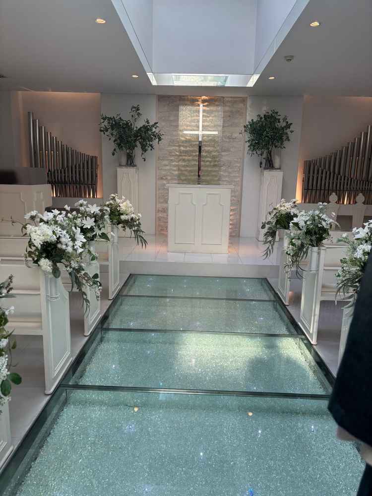 透き通るチャペルがドレスを着た際にとても綺麗だろうなと思いました。