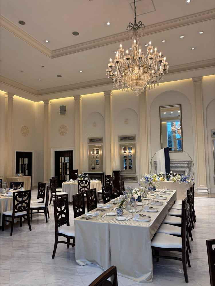 白を基調とした披露宴会場。天井も高くとても広く感じました。