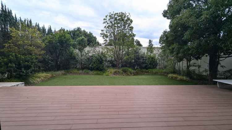 ヴィクトリアハウスのガーデン。自然感を重視していたので人工芝だったことだけが唯一の欠点でした。