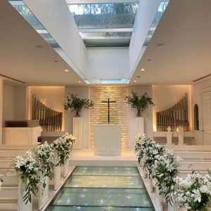 チャペル、天井に水が流れている