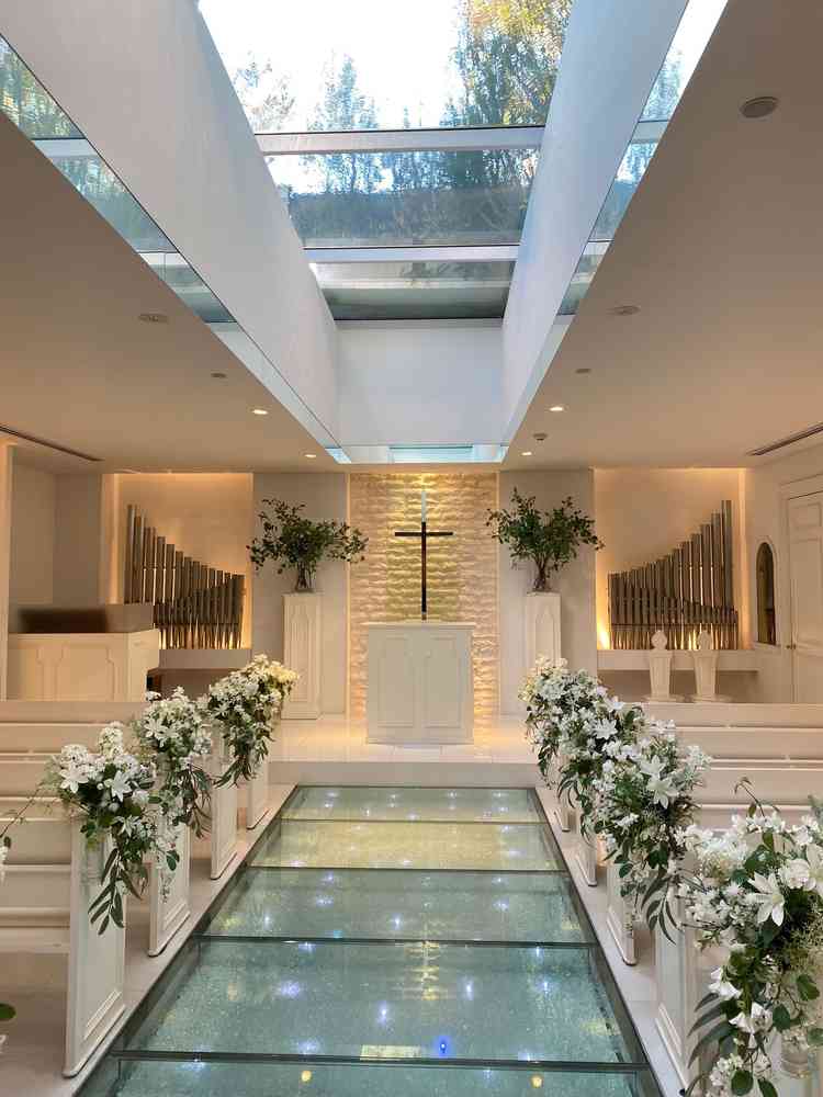 チャペル、天井に水が流れている