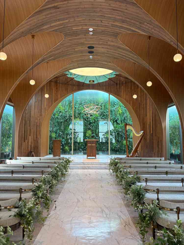 チャペルです。新しくなったばかりだそうで、木のいい香りが式場内に広がっていました。