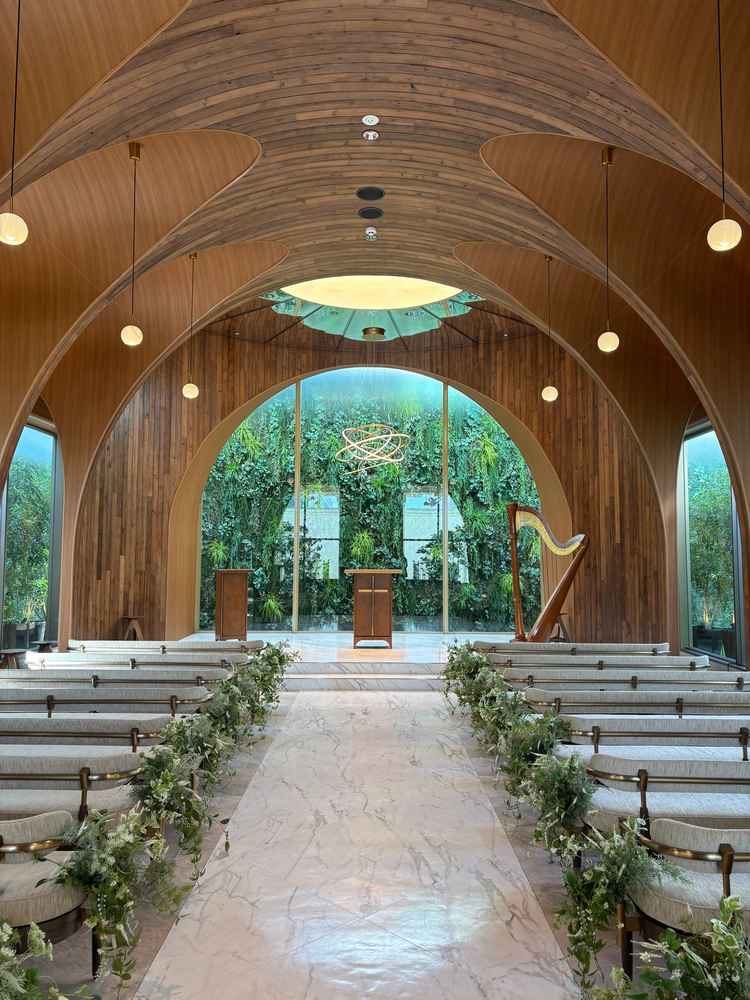 チャペルです。新しくなったばかりだそうで、木のいい香りが式場内に広がっていました。