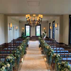 窓からは緑が見える白基調の明るいチャペル