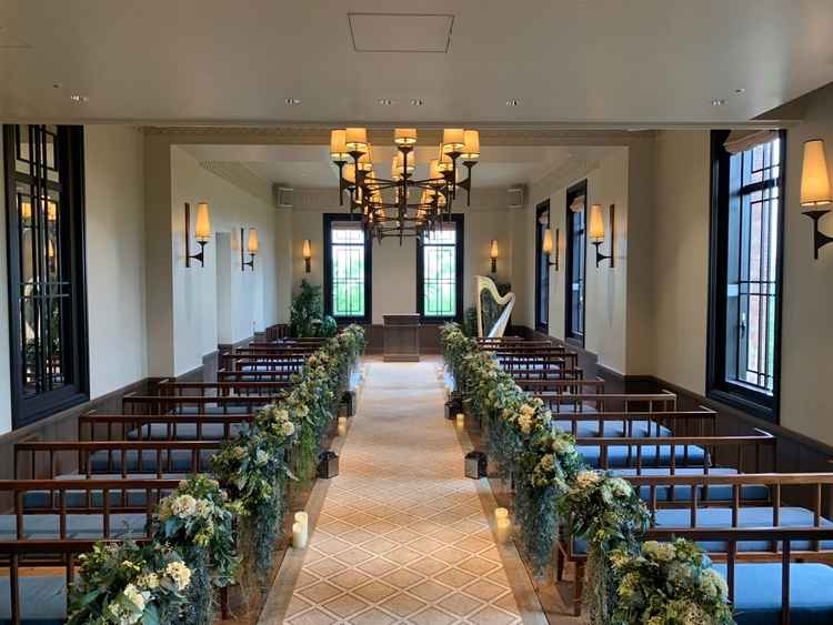 窓からは緑が見える白基調の明るいチャペル