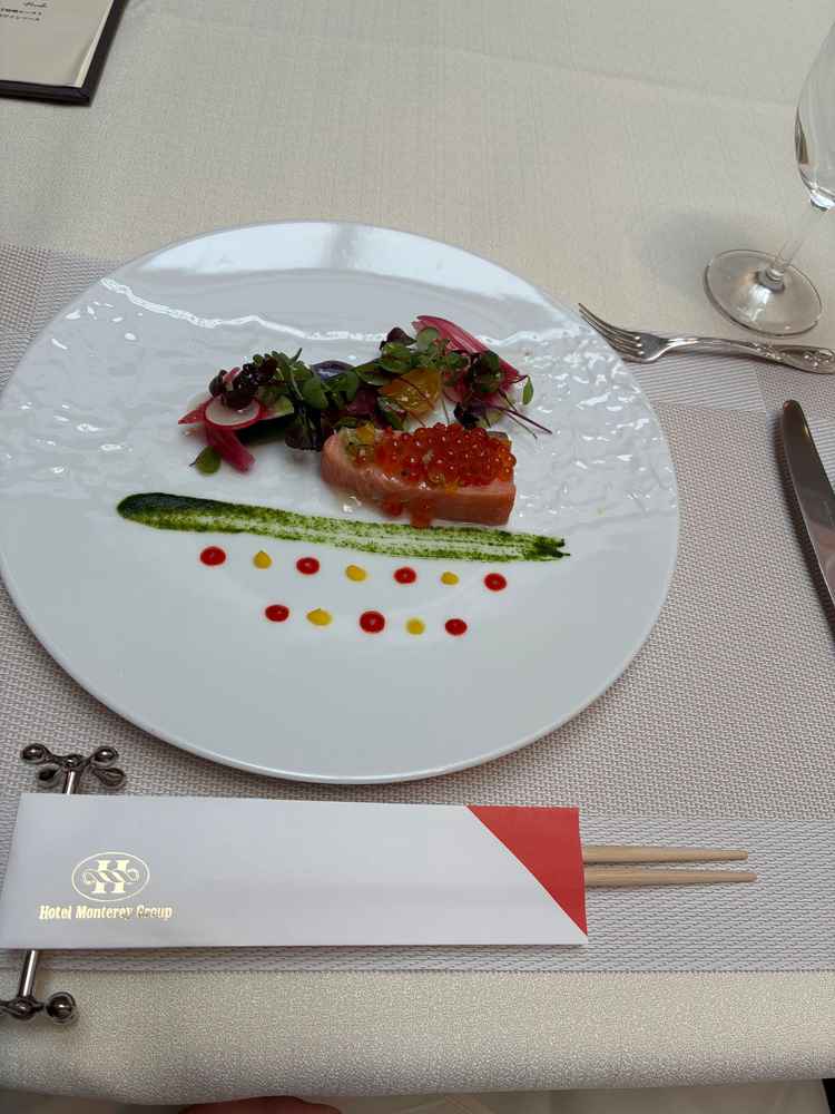 前菜のサーモン　　厚切りで美味しかったが、特に感動する味ではなかった