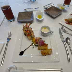 メイン料理のオマール海老のグラタンとフリット。魚料理もお肉料理も拘られていてかなり美味しかったです。