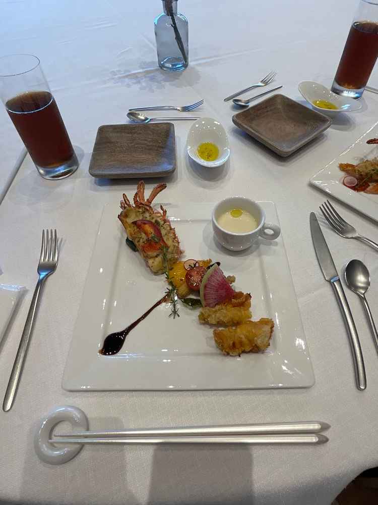 メイン料理のオマール海老のグラタンとフリット。魚料理もお肉料理も拘られていてかなり美味しかったです。