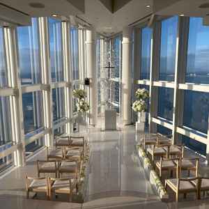 最上階にあるチャペルのメインの場所。海と空と福岡の街が一面に見えてとても印象に残るチャペルでした。